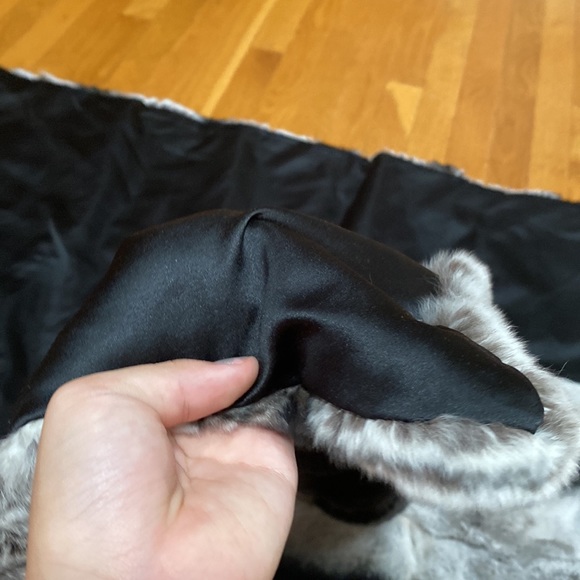 Chinchilla Rex rabbit throw - Picture 2 of 2